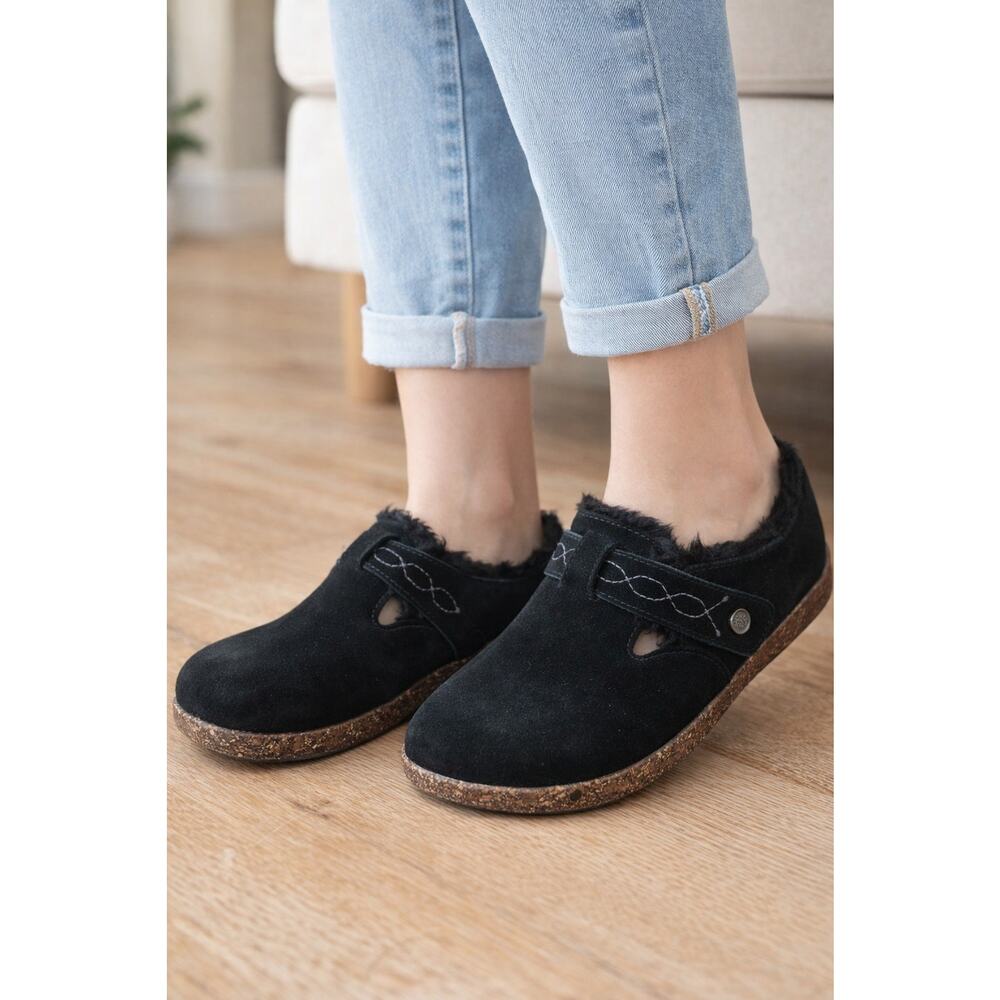 Earth Origins Faux Fur Lined Slip-On Shoes. Size 9 Women's